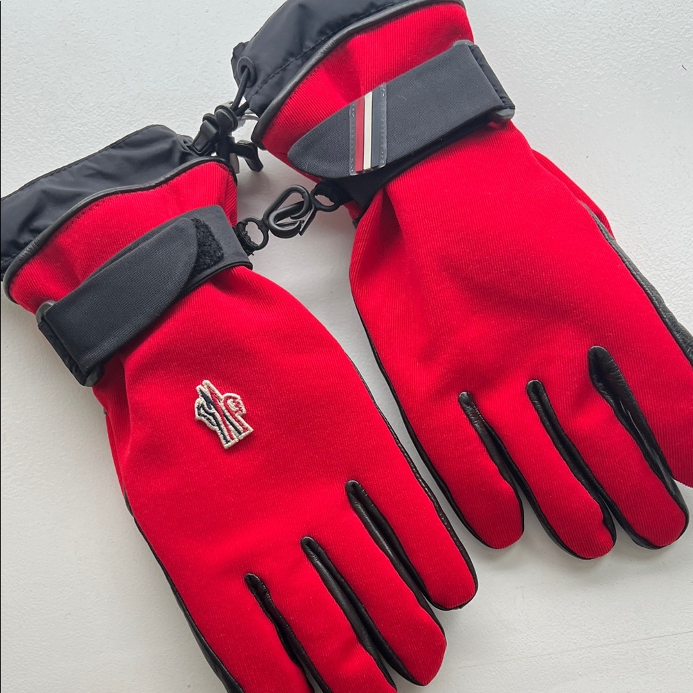 Moncler Men’s Guanti Red Gloves Size L (runs small)